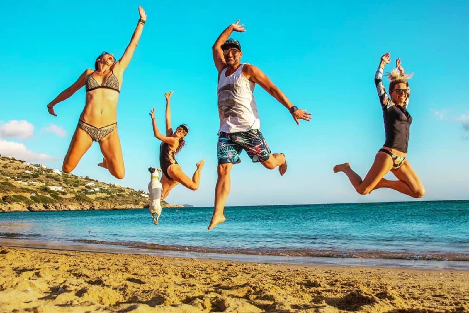 Η ομάδα του Wesurfin' και φίλοι στην παραλία