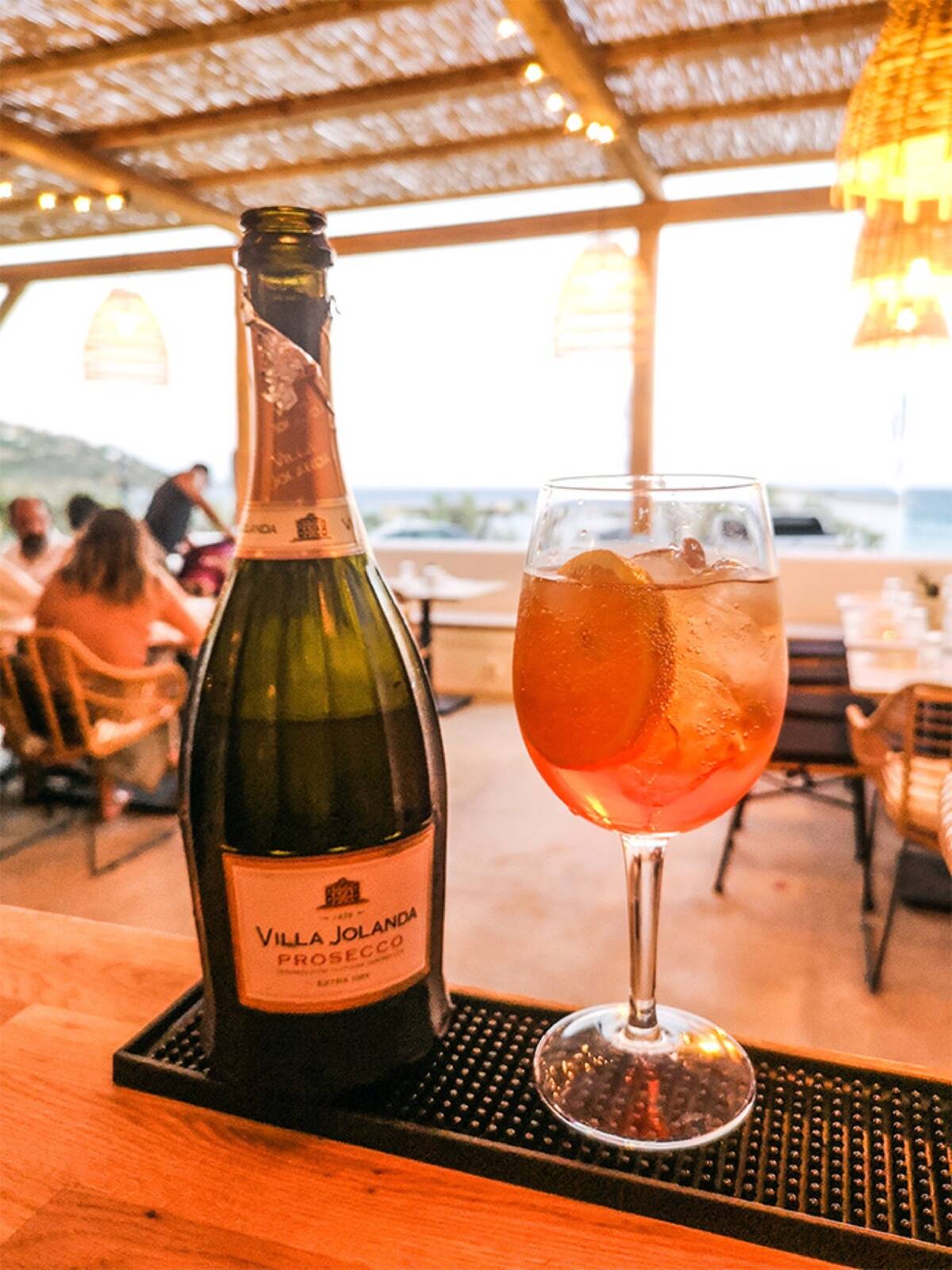 All-day bar-resto με θέα θάλασσα